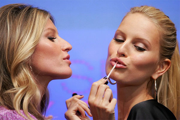Photo des défilés avec les plus beaux modèles féminins ! catwalk girls 15 Photo des défilés avec les plus beaux modèles féminins !